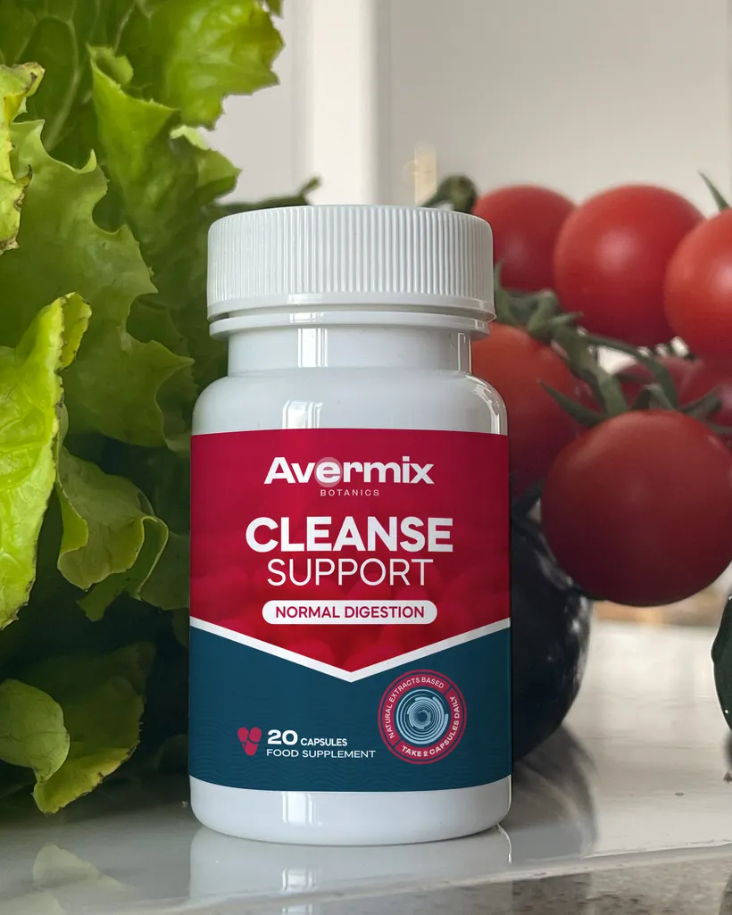 Flacone Avermix Cleanse Support su un tavolo di cucina accanto a insalata e pomodori